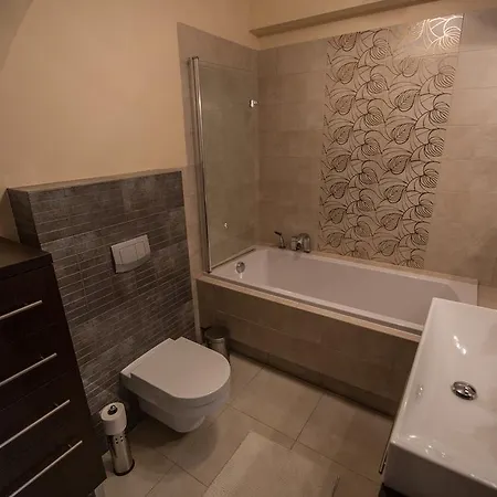 アパート Apartament Z Kominkiem ウストロン