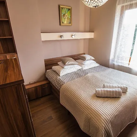 アパート Apartament Z Kominkiem ウストロン